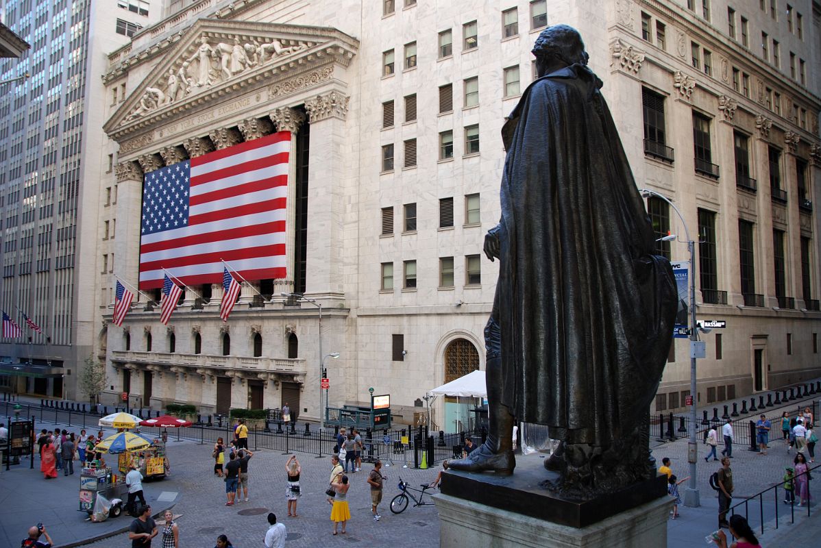19-4 George Washington At Federal Hall Looking At New York Stock Exchange In New York Financial District